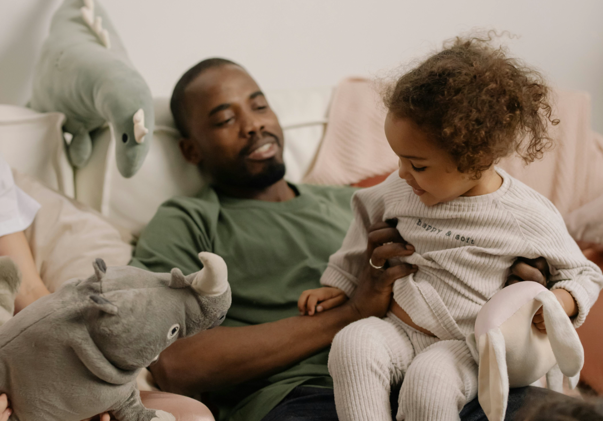 Je vis avec un nouveau conjoint, cela peut-il remettre en cause la garde de mon enfant ?